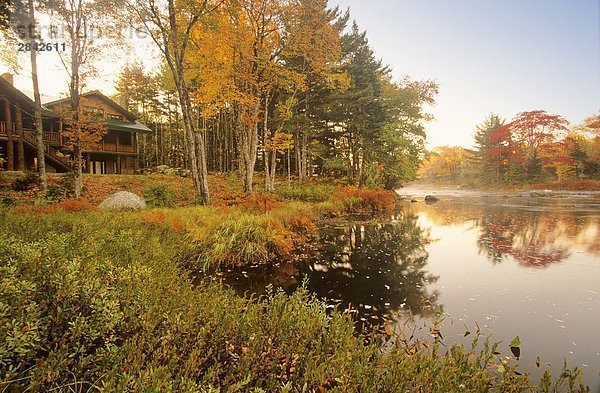 Herbstfarben spiegelt sich in der Tusket River  Nova Scotia  Kanada