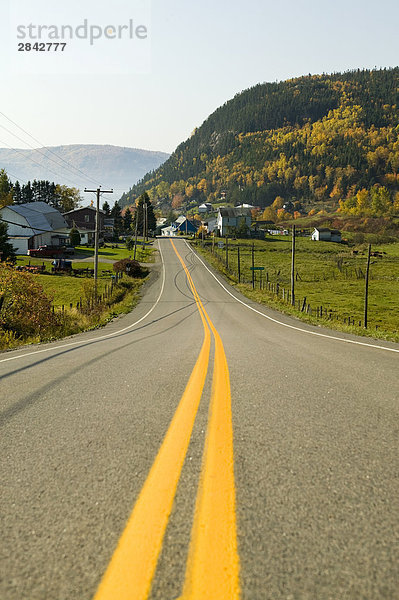 Highway durchquert Sainte Rose du Nord  Quebec  Kanada
