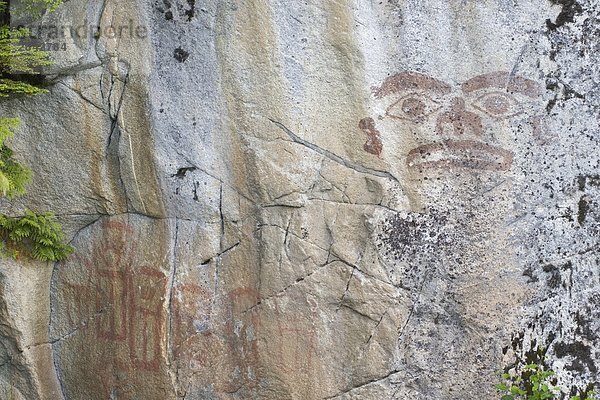 Native Pictograph auf Felsen in der Nähe von Prinz Rupert im nördlichen British Columbia Kanada