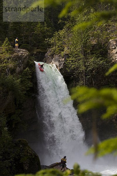 Ein Kajakfahrer laufen 60 Fuß Sutherland Falls  Revelstoke in British Columbia  Kanada.