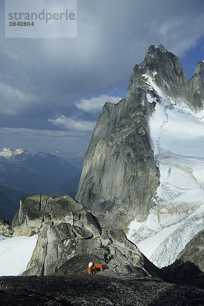 Kletterer aufsteigend die Taube Spire  Westend der Bugaboos  British Columbia  Kanada.