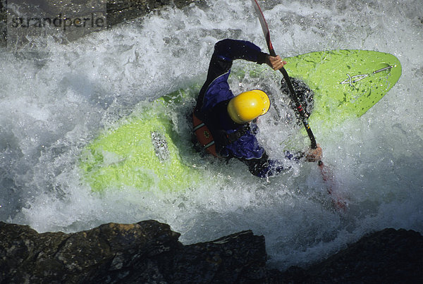 Ein Fluss Kajakfahrer drückte durch die engen Spalt auf Schönheit Creek  Alberta  Kanada.
