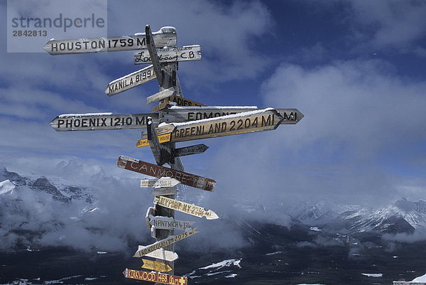 Zeichen in alle Art der Richtungen zeigen und unter Angabe Entfernungen  mit dem herrlichen Hintergrund der Rocky Mountains  British Columbia  Kanada.
