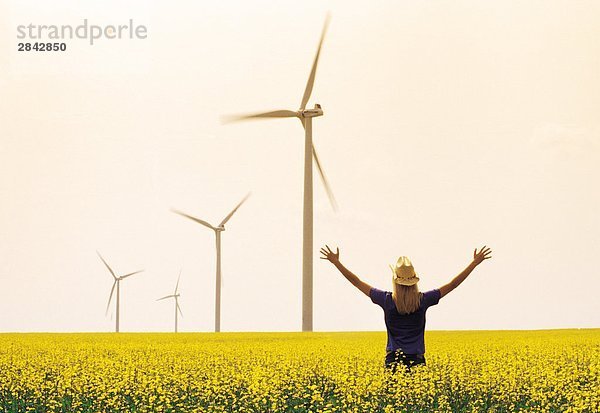 Windturbine Windrad Windräder Hintergrund Feld Mädchen Kanada Canola Leon Manitoba alt Jahr