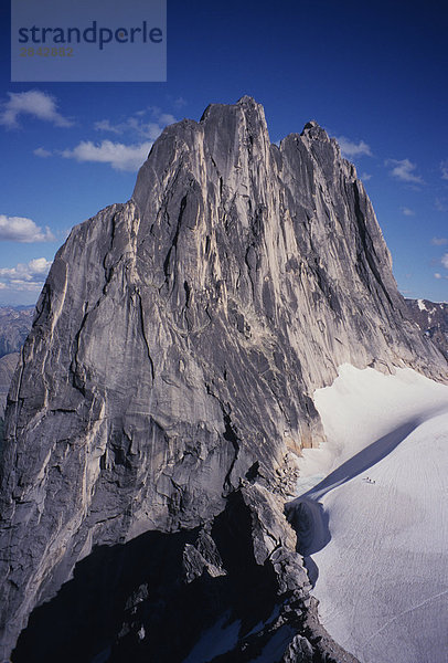 Kletterer unter Snowpatch Spire Bugaboo Gletscher Provincial Park Purcell Mountains  British Columbia  Kanada.