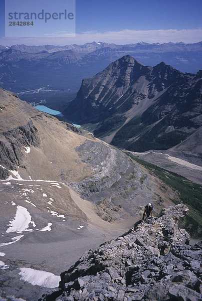 Bergsteiger auf dem nord-östlich von unbenannten Peak Banff Nationalpark Rocky Mountains  Alberta  Kanada.