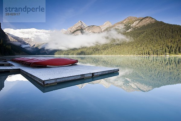Kanus sitzen auf dem Dock in den frühen Morgenstunden am Lake Louise  Banff-Nationalpark  Alberta  Kanada.