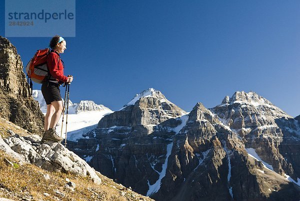 Eine weibliche Wanderer über dem Moraine Lake und dem Tal der Ten Peaks Weg nach Sentinel Pass  Alberta  Kanada.