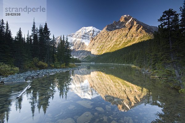 Mount Edith Cavell spiegelt sich in Cavell See im Jasper-Nationalpark in Alberta  Kanada.