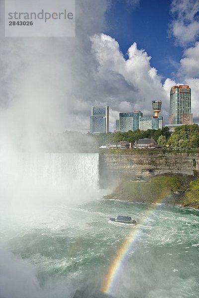 Ansicht des Horseshoe Falls mit Niagara Falls  Kanada Skyline im Hintergrund fotografiert von amerikanischer Seite Terrapin Zeitpunkt.