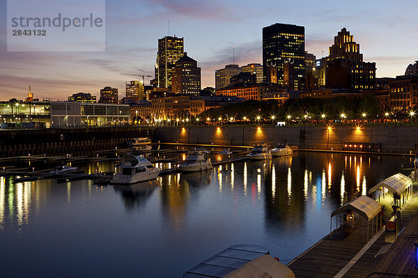 Downtown Montreal gesehen aus dem Jacques-Cartier-Becken in altes Montreal und alten Hafen in der Nacht  Montreal  Quebec  Kanada.