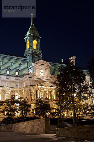 Rathaus  Hotel de Ville  gesehen von entlang Place Jacques-Cartier in der Nacht in Old Montreal  Montreal  Quebec  Kanada.