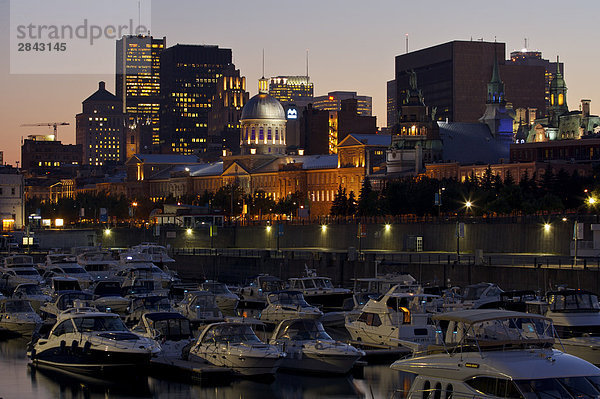 Stadt Montreal und Yacht Club Montreal gesehen vom Uhrturm bei Nacht in altes Montreal und alten Hafen  Montreal  Quebec  Kanada.