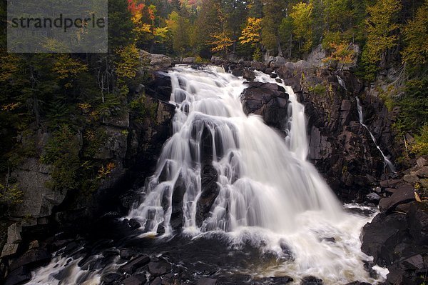 Rutschen du Diable  umgeben von Herbstfarben in Parc national du ein 15 Meter hohen Wasserfall entlang Riviere du Diable  Mont Tremblant  Provincial Park von Quebec  Laurentides  Québec  Kanada.