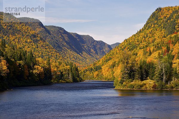 Riviere Jacques-Cartier  Jacques Cartier River und umgeben von Tal fallen Farben im Parc De La Jacques-Cartier  Québec  Kanada.