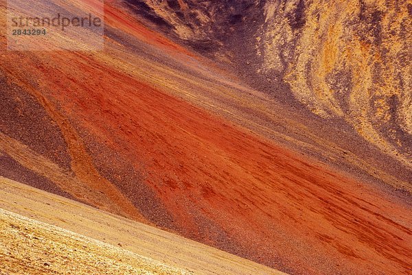 Nicht glatt  farbige vulkanischem Gestein in den Regenbogen-Bergen im Tweedsmuir Park  British Columbia  Kanada