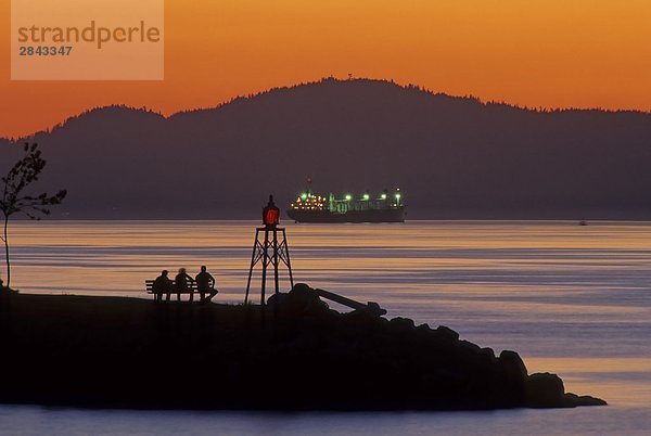 Silhouette von Menschen auf Bank anzeigen Sonnenuntergang  Burrard Inlet  Vancouver  British Columbia  Kanada
