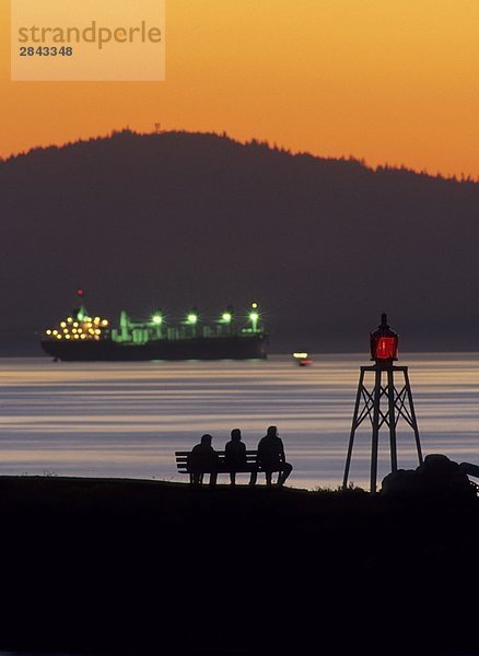 Silhouette von Menschen auf Bank anzeigen Sonnenuntergang  Burrard Inlet  Vancouver  British Columbia  Kanada