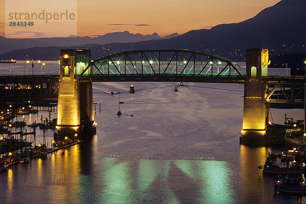 Burrard Brücke bei Sonnenuntergang  Vancouver  British Columbia  Kanada