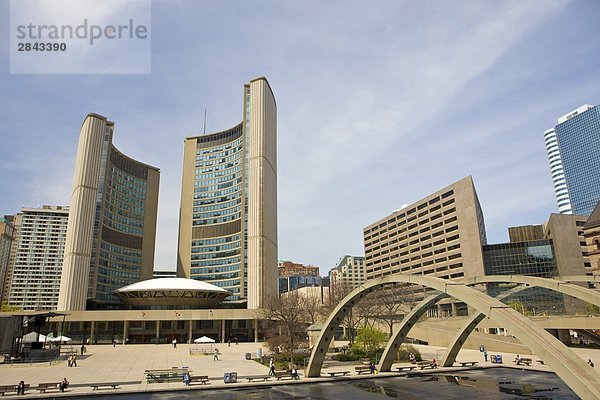 Rathaus im Zentrum von gesehen von Nathan Phillips Square  Toronto  Ontario  Kanada