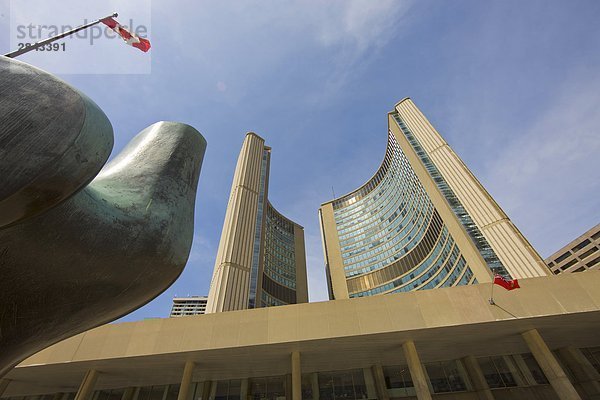 Rathaus gesehen von neben The Archer Skulptur von Henry Moore in der Nathan Phillips Square  Toronto  Ontario  Kanada