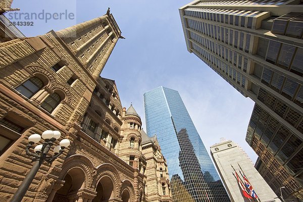 Altes Rathaus umgeben von modernen Gebäude in der Innenstadt von Toronto  Ontario  Kanada