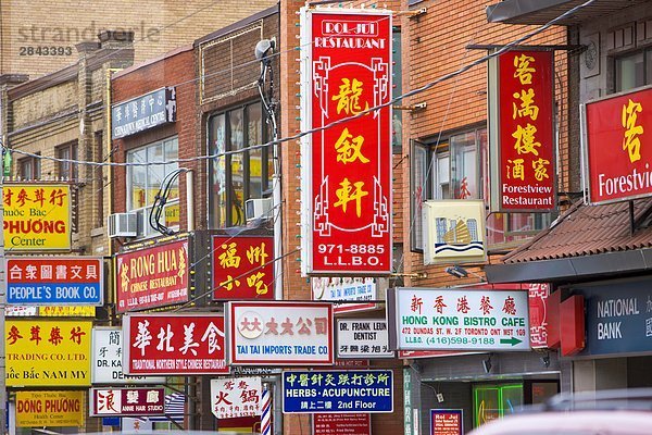 Zeichen in Chinatown in der Stadt Toronto  Ontario  Kanada