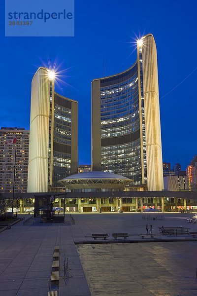 Rathaus Gebäude und die Nathan Phillips Square in der Dämmerung in der Innenstadt von Toronto  Ontario  Kanada