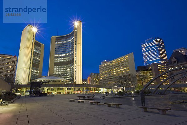 Rathaus Gebäude und die Nathan Phillips Square in der Dämmerung in der Innenstadt von Toronto  Ontario  Kanada