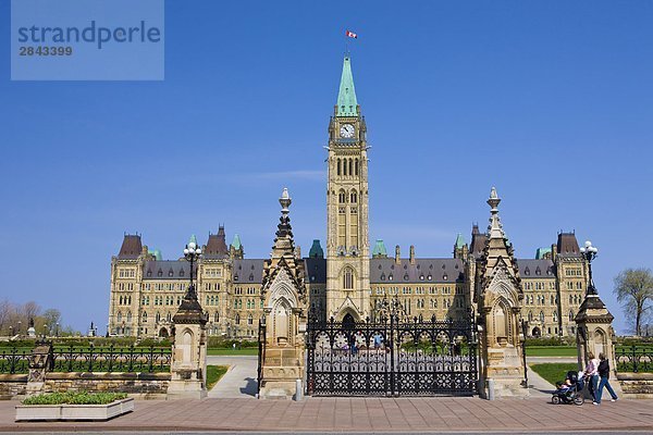 Centre-Block und die Peace Tower der Parlament Gebäude auf dem Parliament Hill gesehen von außerhalb der Queen's Gates  Ottawa  Ontario  Kanada
