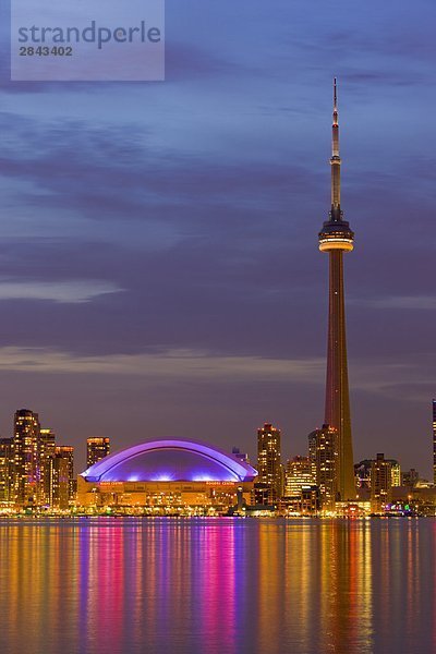 Skyline von Toronto mit CN Tower und Rogers Centre in der Dämmerung  Toronto  Ontario  Kanada
