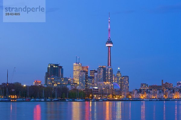 Skyline von Toronto in der Abenddämmerung gesehen aus Ontario Place  Toronto  Ontario  Kanada