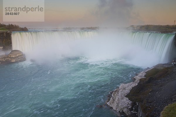 Horseshoe Falls entlang des Niagara River in der Dämmerung  Niagara Falls  Ontario  Kanada