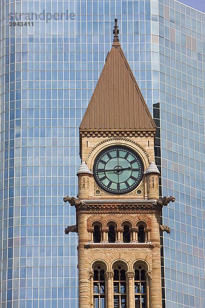 Uhrturm von alten Rathaus umgeben von modernen Gebäude in der Innenstadt von Toronto  Ontario  Kanada