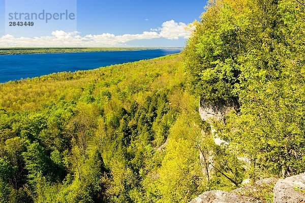 Die Klippen von der Niagara-Schichtstufe vom Bruce Trail mit Colpoys Bay in der Ferne  Georgian Bay in der Nähe von Wiarton  Ontario  Kanada