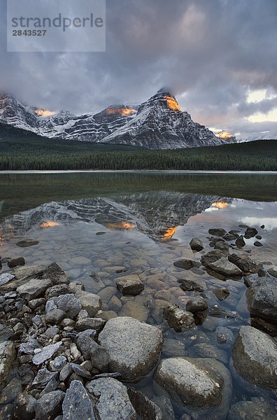 Mount Chephren spiegelt sich in Upper Wasservögel Lake  Banff-Nationalpark  Alberta  Kanada