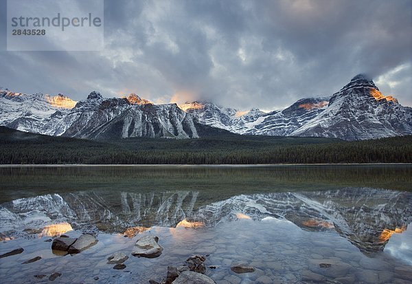 Mount Chephren spiegelt sich in Upper Wasservögel Lake  Banff-Nationalpark  Alberta  Kanada