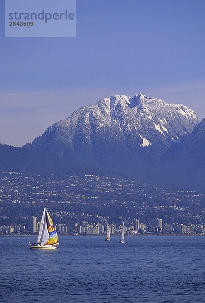 Segeln in Burrard Inlet und Ansicht in North Vancouver  British Columbia  Kanada