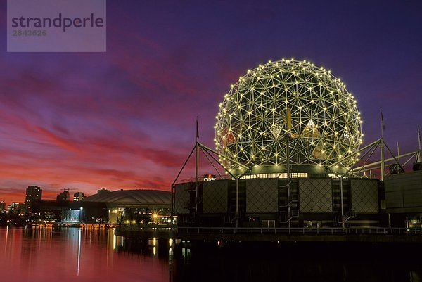 Science World beleuchtet bei Sonnenuntergang  Vancouver  British Columbia  Kanada
