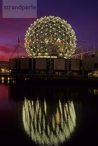 Science World beleuchtet bei Sonnenuntergang  Vancouver  British Columbia  Kanada