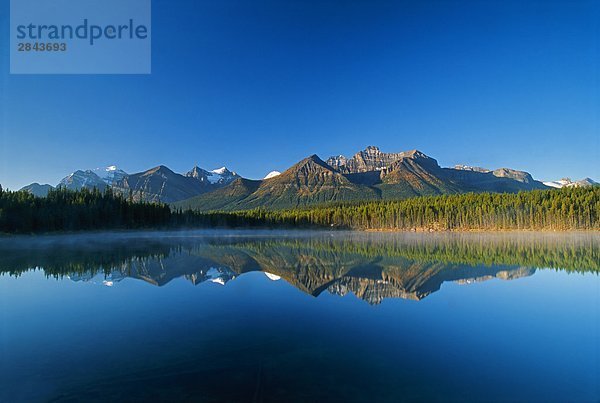 Berg besinnung in Herbert Lake  Banff-Nationalpark  Alberta  Kanada