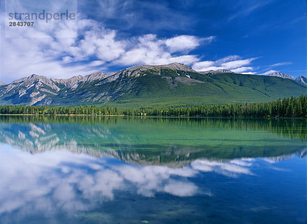 Wolken spiegelt sich in Lake Annette  Roche Bonhomme und Colin Bereich im Hintergrund  Jasper-Nationalpark in Alberta  Kanada