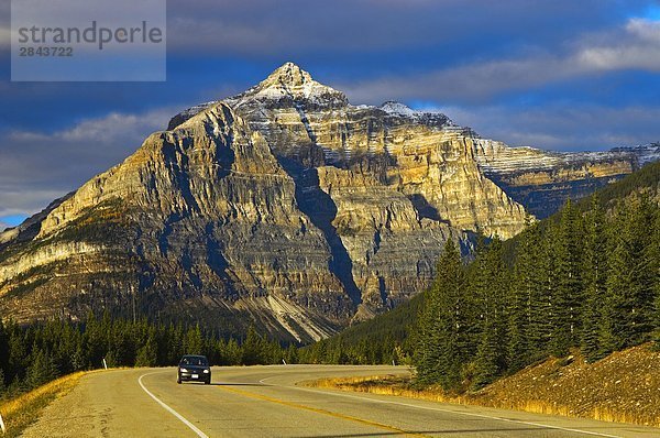 Einzelnen Auto unterwegs mit Mt. Whymper im Hintergrund  Kootenay-Nationalpark  British Columbia  Kanada
