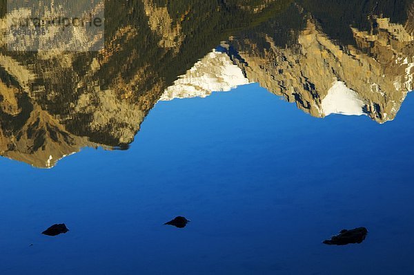Esplanade Berg und Gargoyle Berg spiegelt sich in einem Teich westlich von Jasper Lake  Jasper-Nationalpark in Alberta  Kanada
