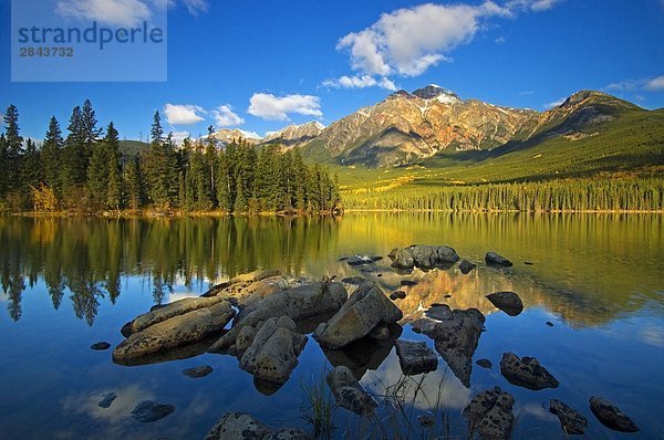 Pyramid Mountain spiegelt sich in Pyramid Lake im Jasper-Nationalpark in Alberta  Kanada