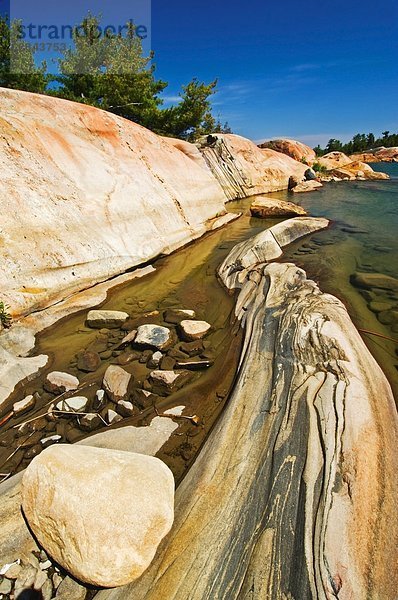 Rillen auf Pre-Kambrium Schild Felsen an der Georgian Bay  südlich von Philip Edward Insel  Ontario  Kanada