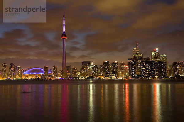 Toronto Skyline at Night aus Toronto Islands  Ontario  Kanada