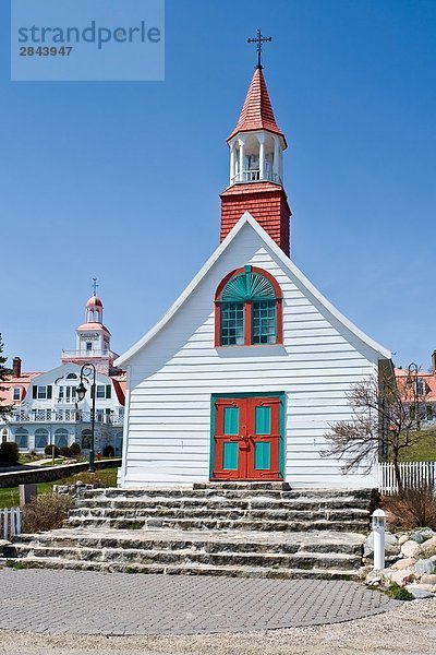 Kleinen Kapelle der Tadoussac oder The Indian Kapelle ist die älteste hölzerne Kirche in Kanada  Tadoussac Hotel im Hintergrund  Tadoussac  Québec  Kanada
