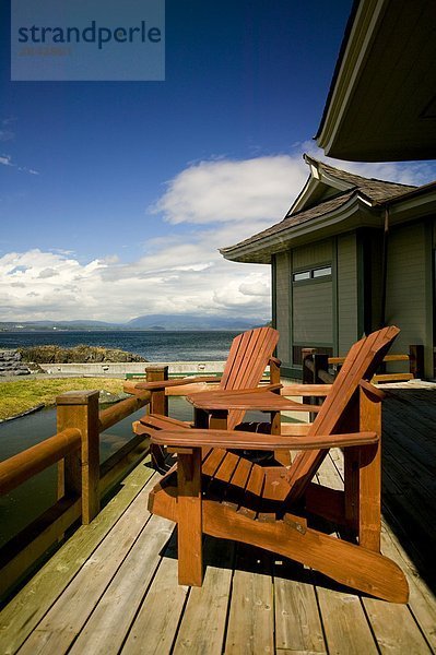 Zwei Adirondack Stühle auf dem Deck des Spa Aveda Konzept an April Punkt Quadra Island  British Columbia  Kanada