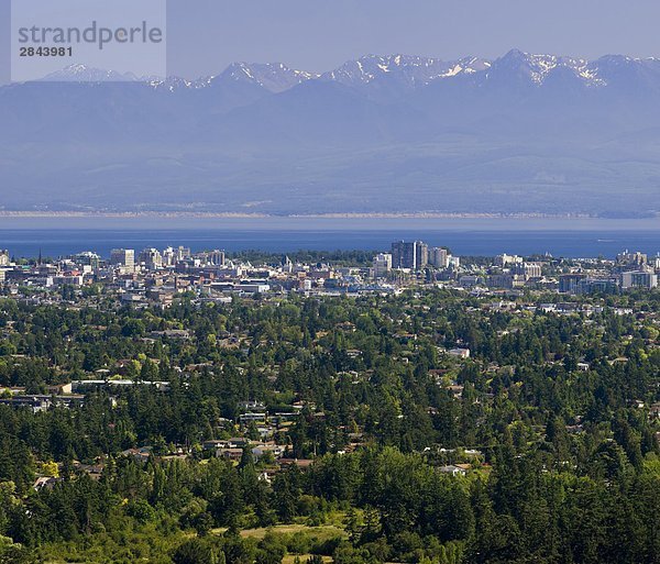 Luftbild von der Innenstadt von Victoria  Olympic Mountains im Hintergrund  Saanich  Vancouver Island  British Columbia  Kanada